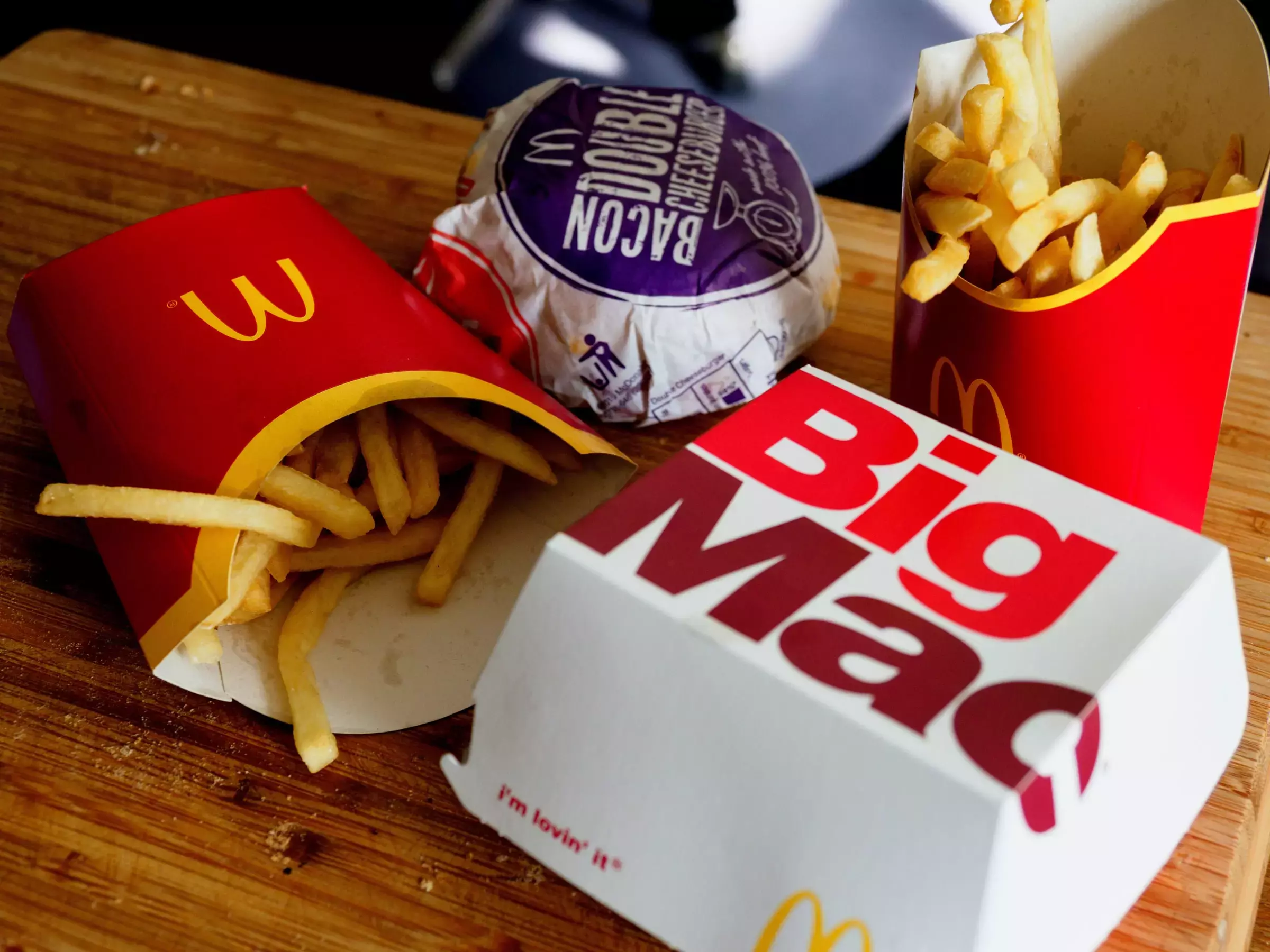 McDonald’s - hranolky, bigmac abacon burger na stole