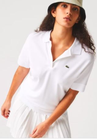 lacoste - dama oblecena v bielom sportovo - elegantnom odeve