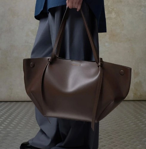 žena s hnedou kabelkou