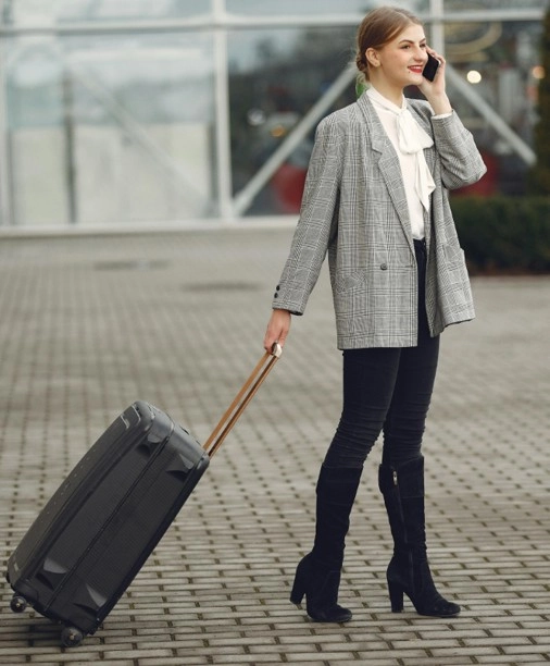 žena s cestovným kufrom