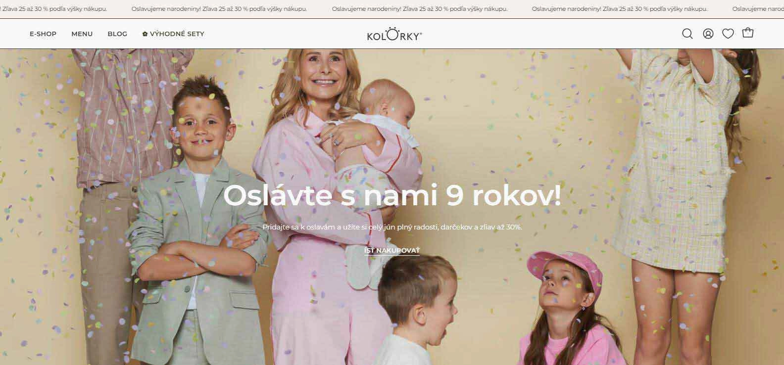 rodina na oslave oblečená v pastelových farbách