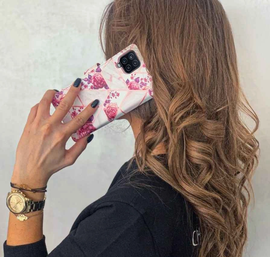 žena telefonuje s mobilom v ružovom kryte