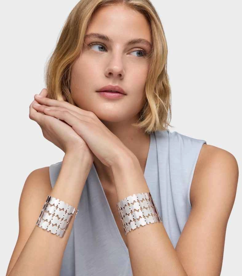 žena nosí strieborné náramky