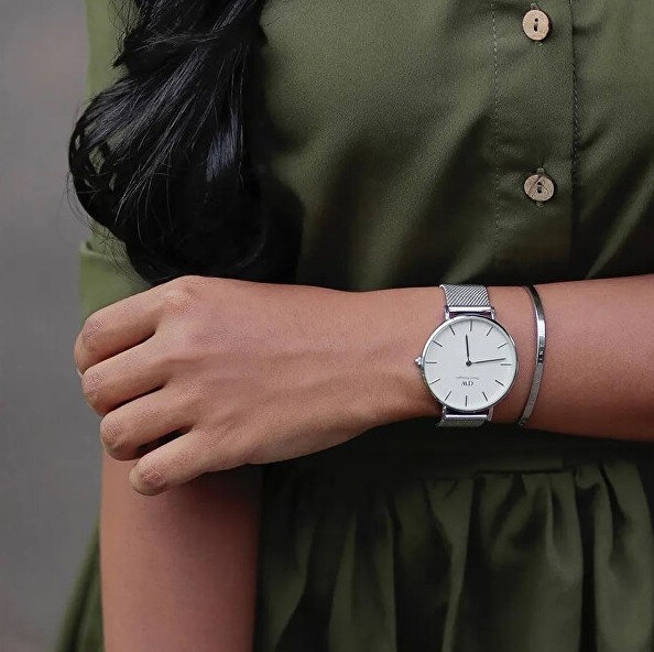 Dámska ruka s hodinkami a náramkom značky Daniel Wellington