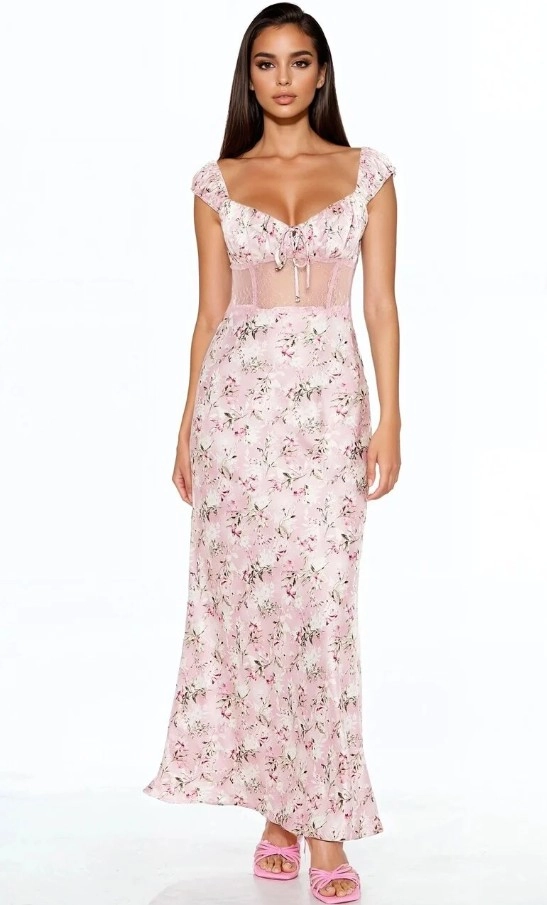 žena v kvetinových maxi šatách