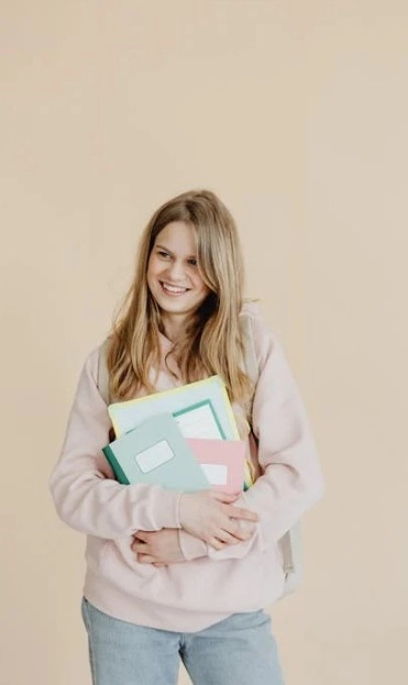 dievča so školskou taškou a učebnicami