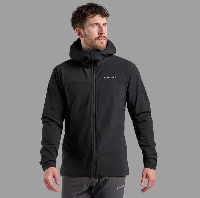 muž v čiernej softshellovej bunde