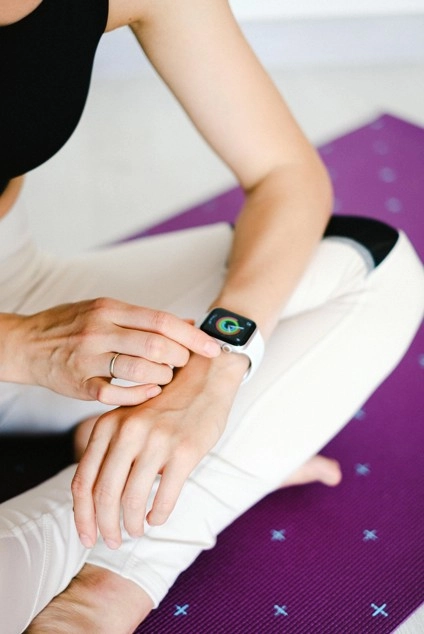 žena si pri cvičení nastavuje smart hodinky