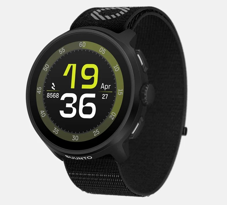 čierne športové hodinky pre bežcov