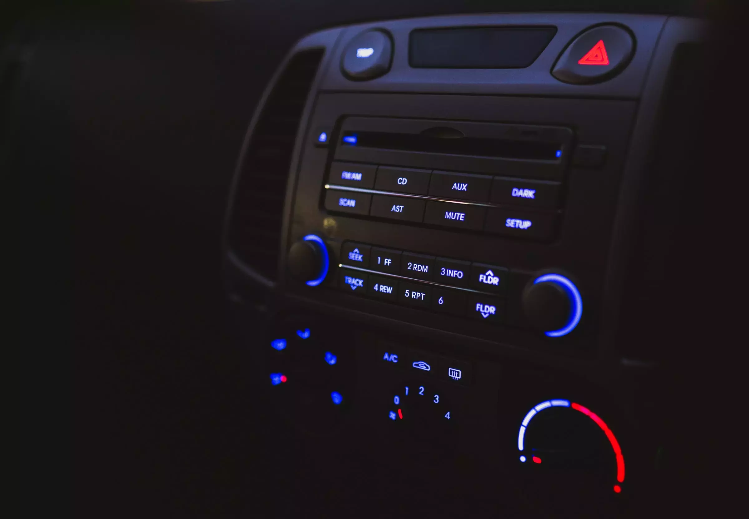 Trinasty - radio v auto podsvietene na modro