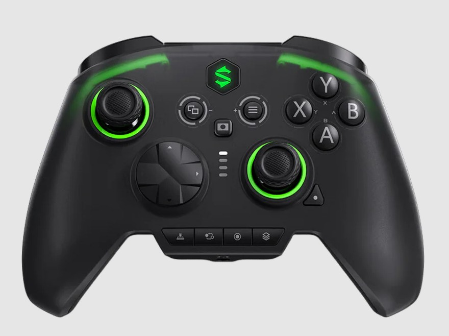 čierny gamepad so zelenými svetlami