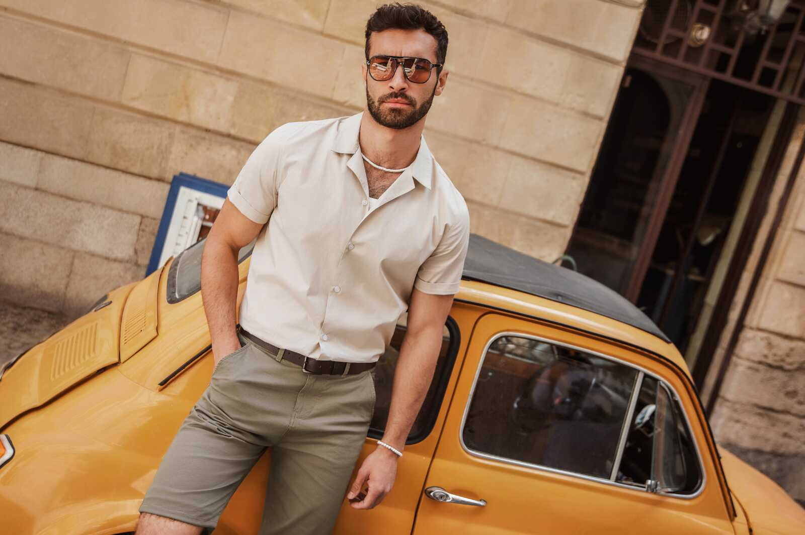 Ombre - muž v štýlovej košeli stojí pred autom
