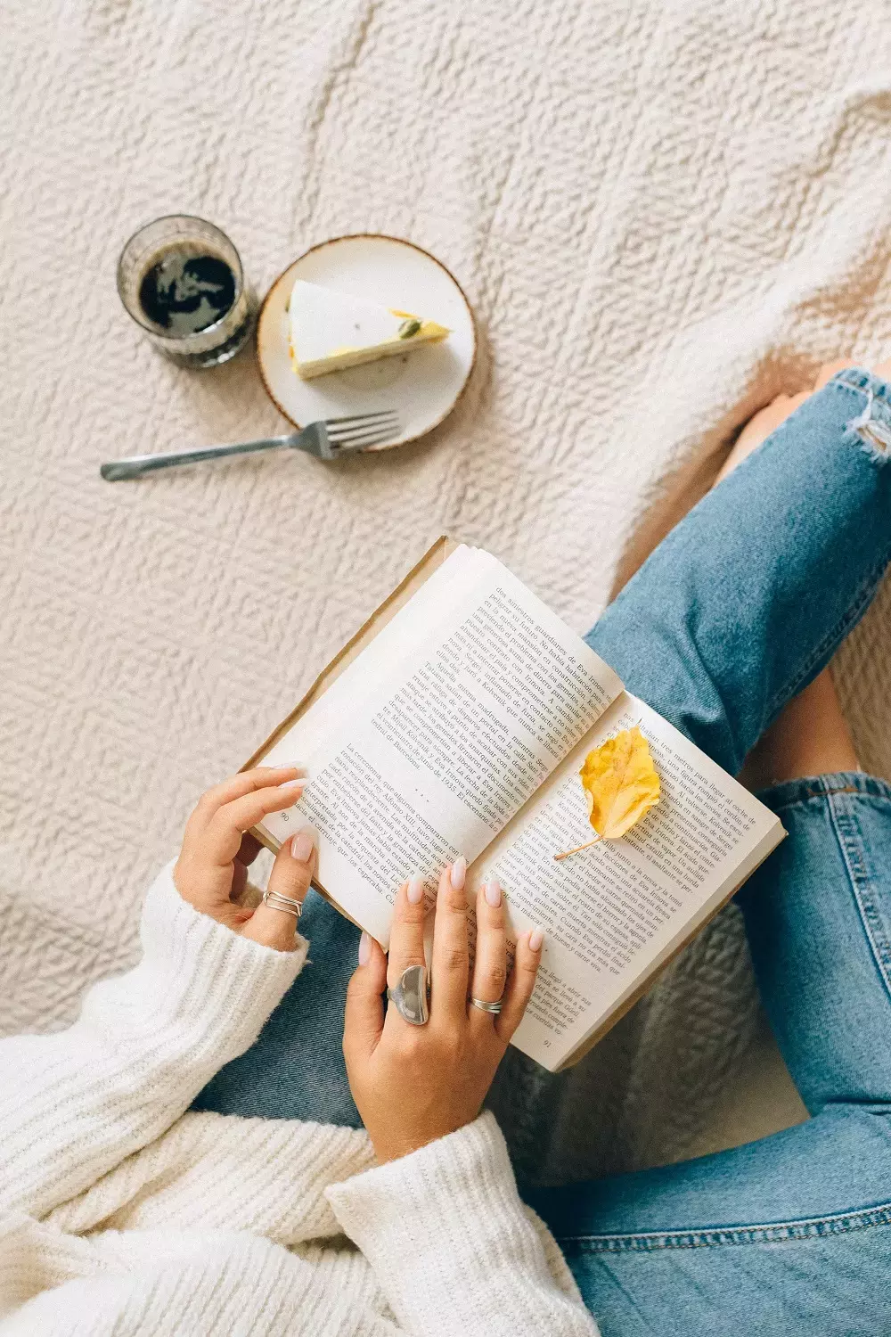 Relax pri čítaní kníh s kávou a zákuskom