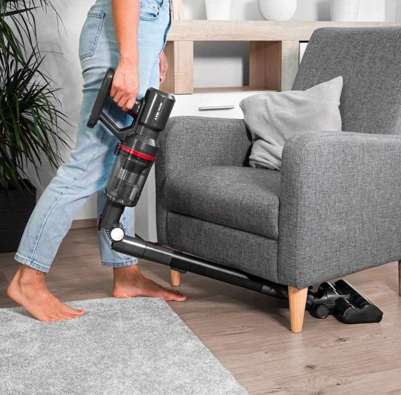 žena vysáva s tyčovým vysávačom