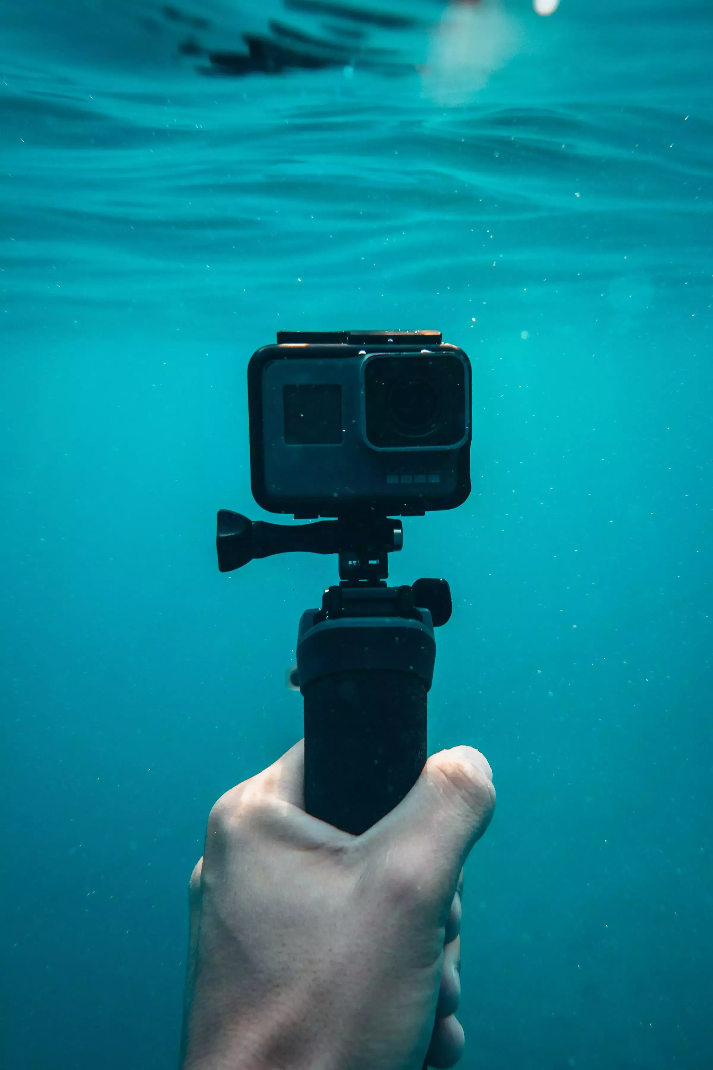 LAMAX Electronics - akcna kamera pod vodou v ruke