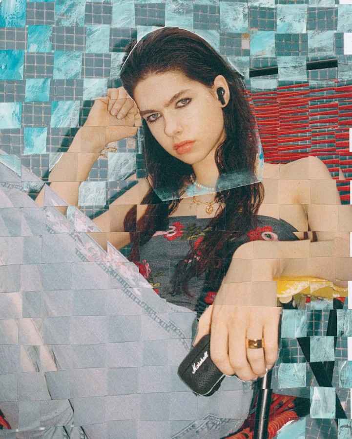 dievča sedí so slúchadlami na kresle