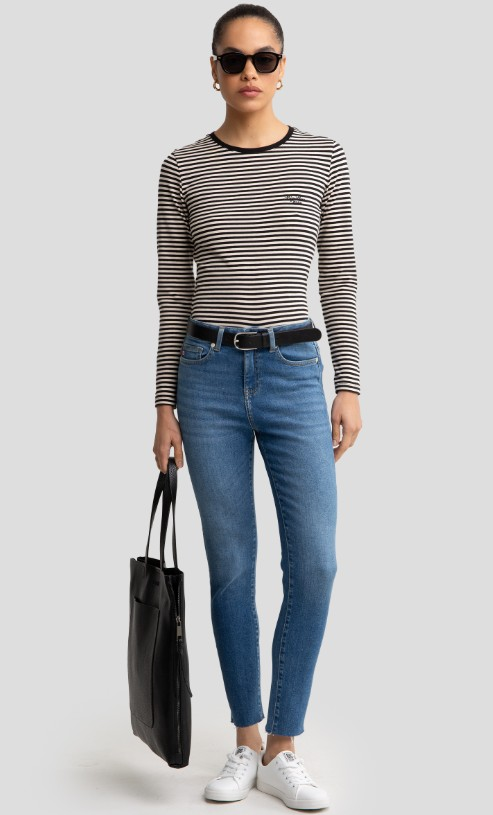 žena oblečená v džínsoch s vysokým pásom