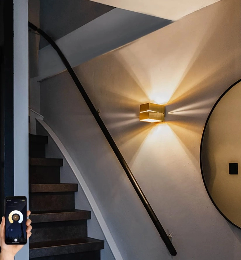 inteligentná nástenná lampa