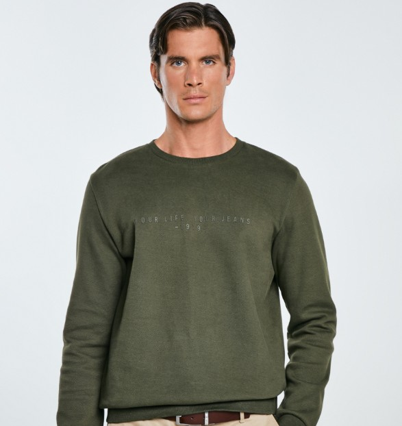 muž oblečený v zelenej mikine