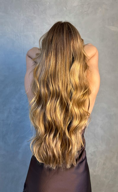 žena s dlhými vlnitými blond vlasmi