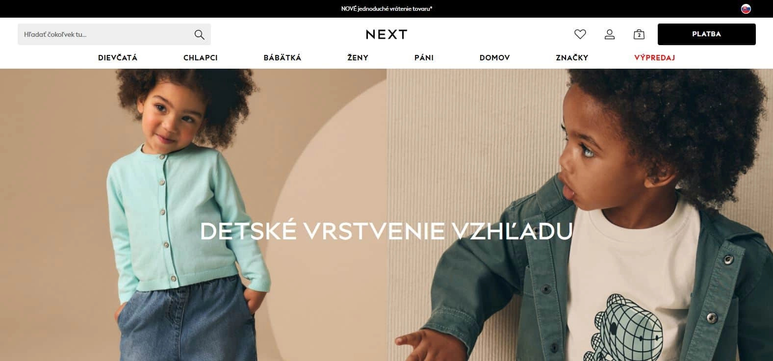 Homepage e-shopu Next s dvoma deťmi oblečených v jarných farbách