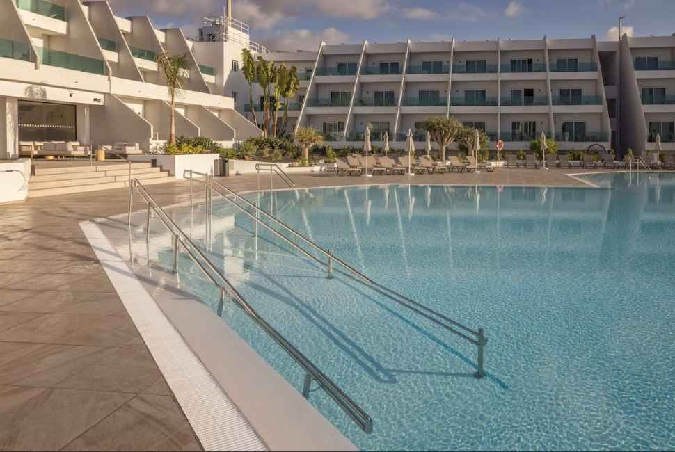 hotel s veľkom bazénom