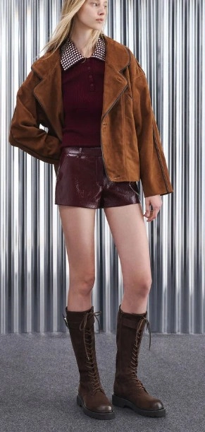 žena v hnedých čižmách po kolená