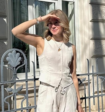 žena oblečená v textúrovanom tope s gombíkmi