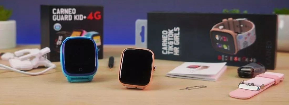 mobilonline - smart hodinky na stole a v pozadi ich krabice
