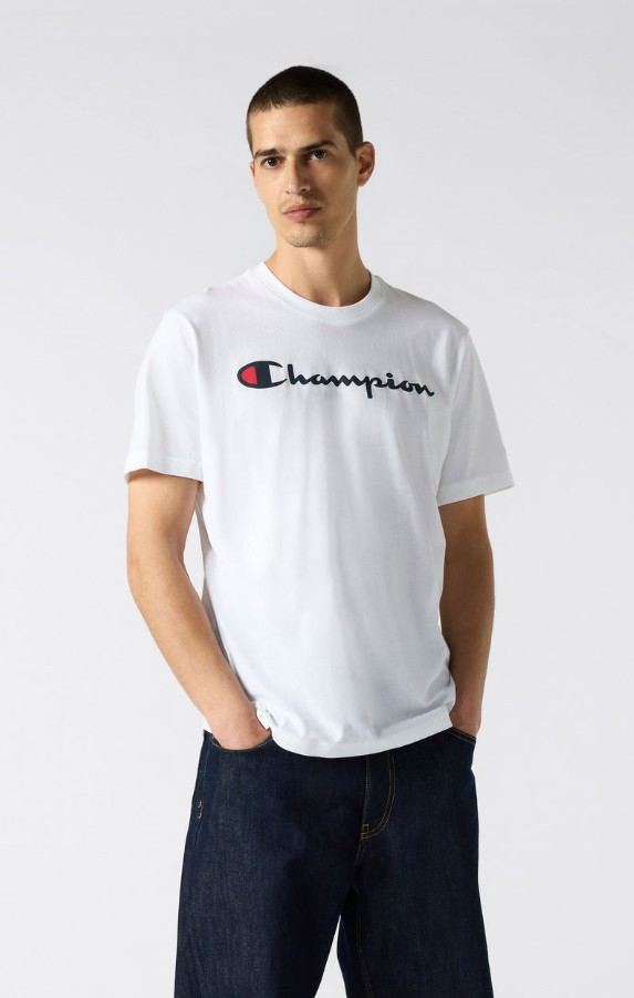 muž v bielom tričke s názvom e-shopu