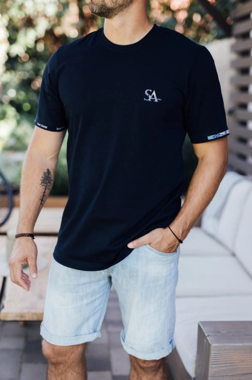 muž v tmavomodrom tričku