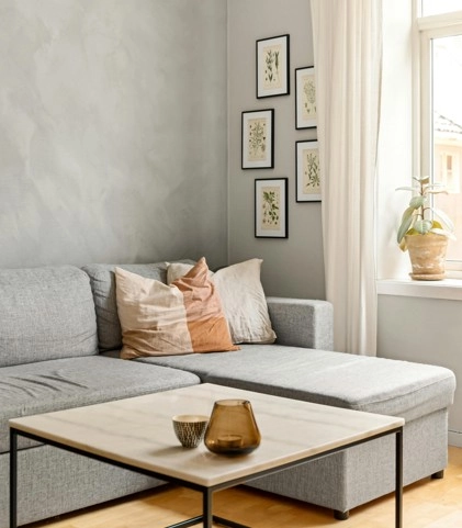 sedačka stolík vankúše obrazy