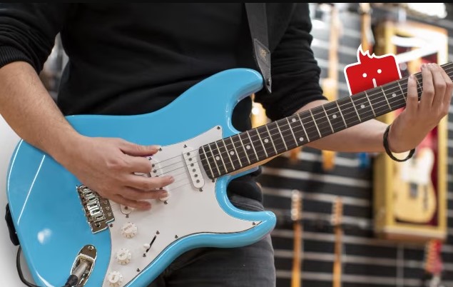 muž hrá na gitare, e-shop Kytary.sk