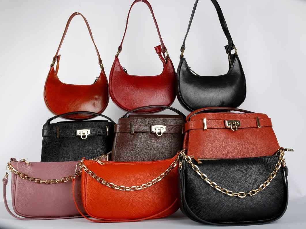 hnedé, červené a čierne kabelky