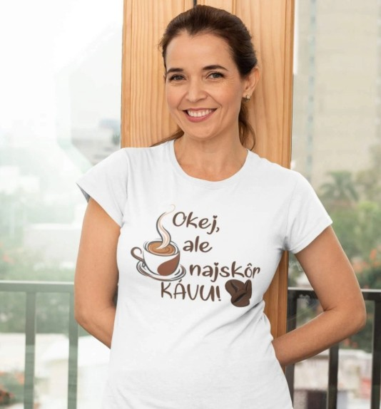 žena oblečená v bielom tričku s vtipným textom o káve