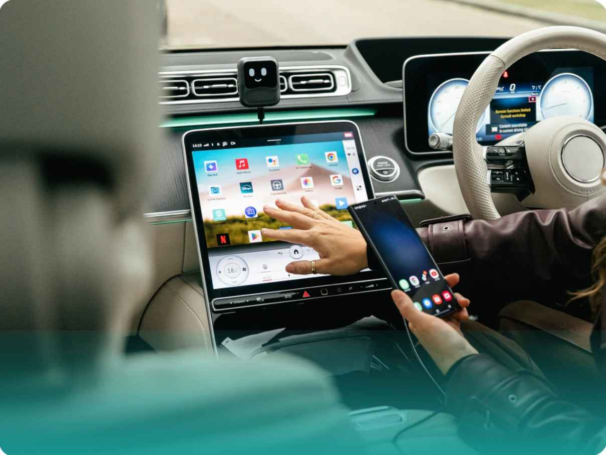 žena pripojí mobil a tablet v aute