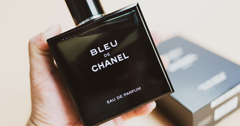 muž drž&iacute; v ruke parfum Bleu De Chanel