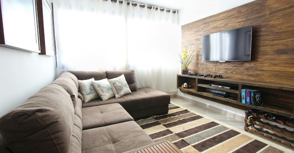 Obývačka, sedačka, televízia.