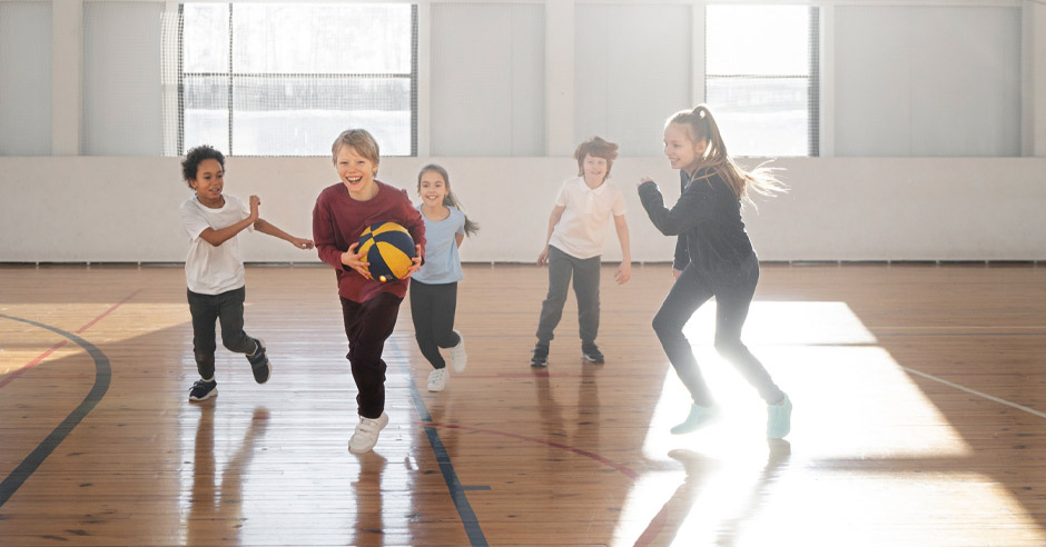 deti hraj&uacute; basketbal