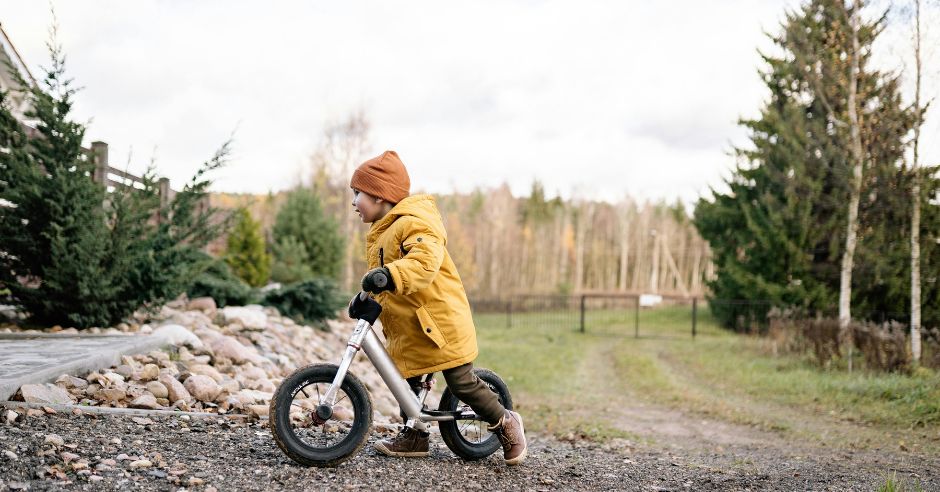 Chlapec na bicykli.