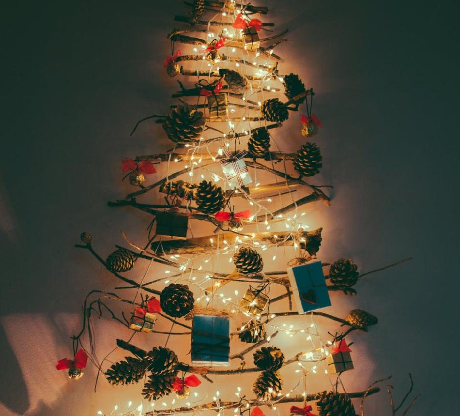 osvetlený vianočný stromček