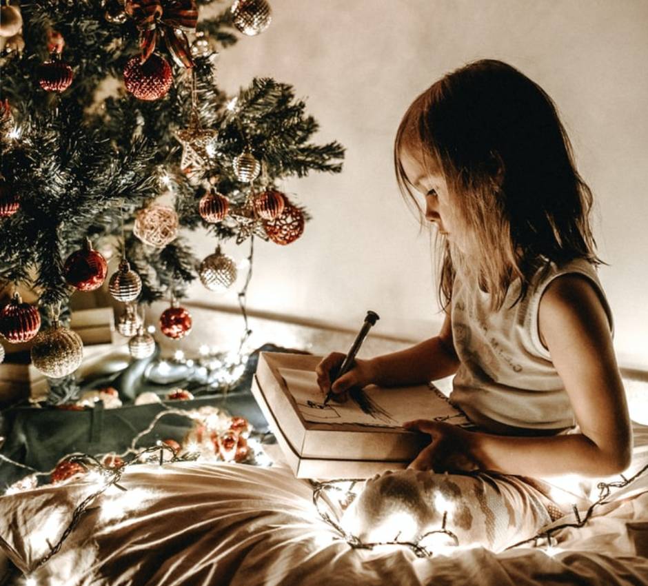 dieťa pod vianočným stromčekom