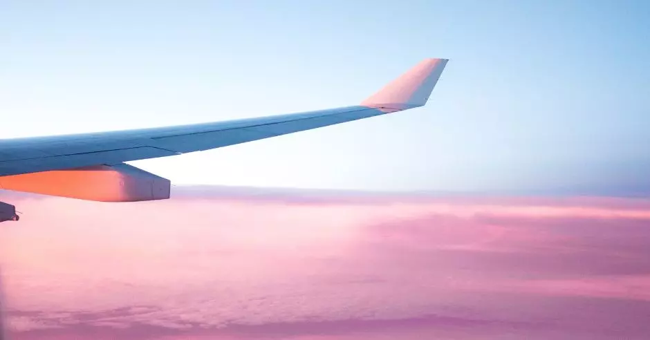 lietadlo-v-oblakoch