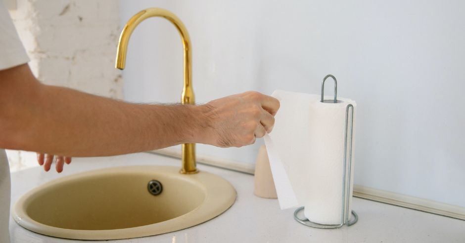 muz-umyvanie-ruk-jednorazove-utierky