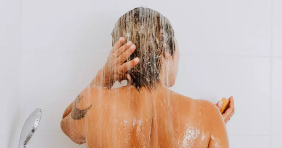 zena-sprcha-umyvanie-vlasov