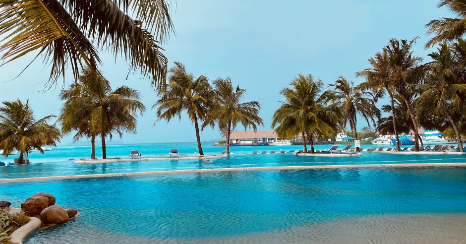 plaz-kandooma-palmy-maldivy