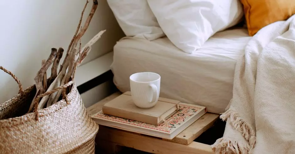 postel-deka-konare-dreva-knihy-salka