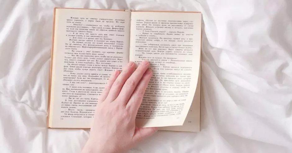 ruka-kniha-postel
